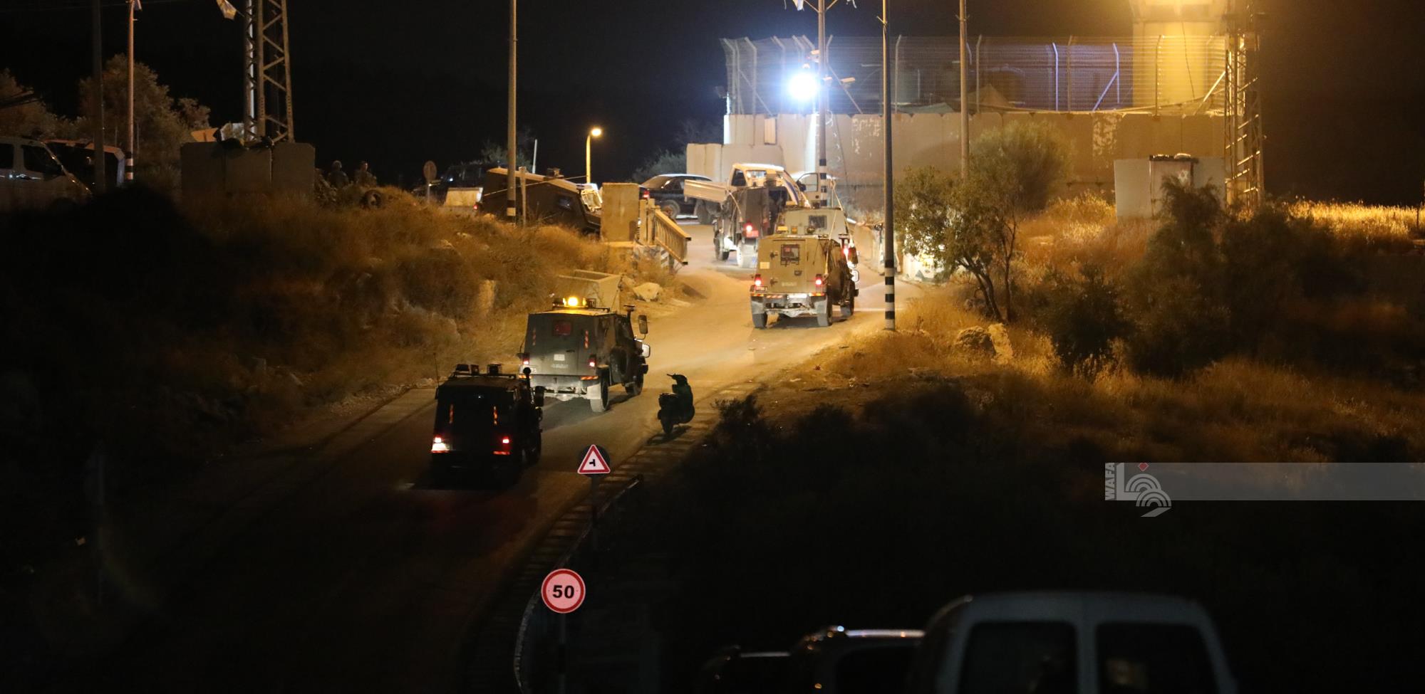 قوات الاحتلال الإسرائيلي تقتحم بلدة بيت عوا جنوب غرب الخليل (تصوير: مشهور وحواح/وفا)